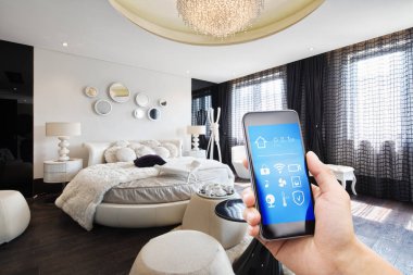 Akıllı ev ve modern oda ile akıllı telefon