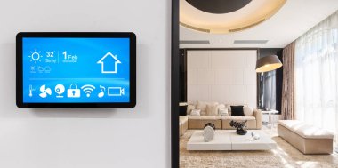 Modern oturma odasında uygulamalı akıllı telefon.