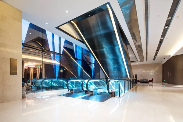 Moderne Rolltreppe Bürogebäude — Stockfoto