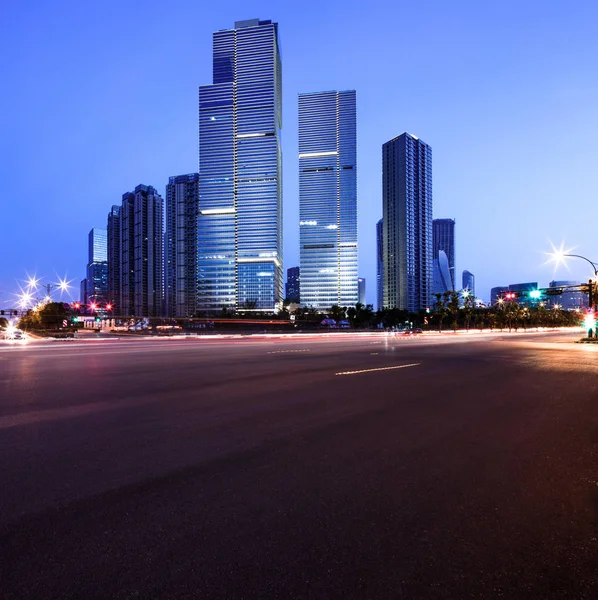 Asfaltweg Buurt Van Wolkenkrabbers Van Een Moderne Stad Bij Nacht — Stockfoto