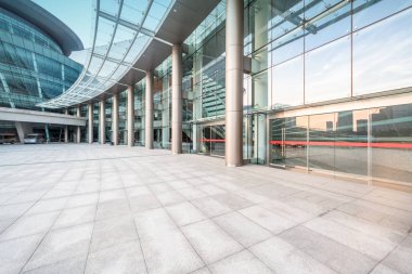 Şehirdeki modern ofis binası