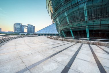 Şehirdeki modern ofis binası