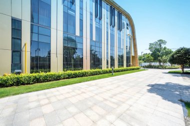 Modern şehrin boş, modern meydanı ve gökdelenleri