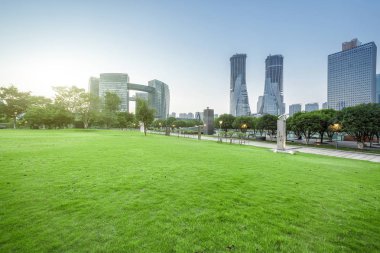perspektif mavi gökyüzü altında bakan ile modern bir şehir gökdelenler