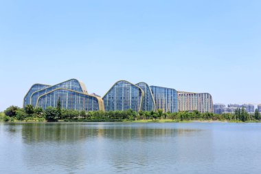 perspektif mavi gökyüzü altında bakan ile modern bir şehir gökdelenler