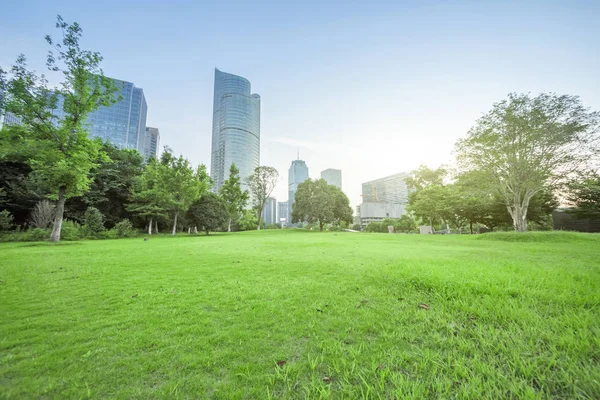 俯瞰视角在蓝蓝的天空下的现代化城市的摩天大楼 — 图库照片