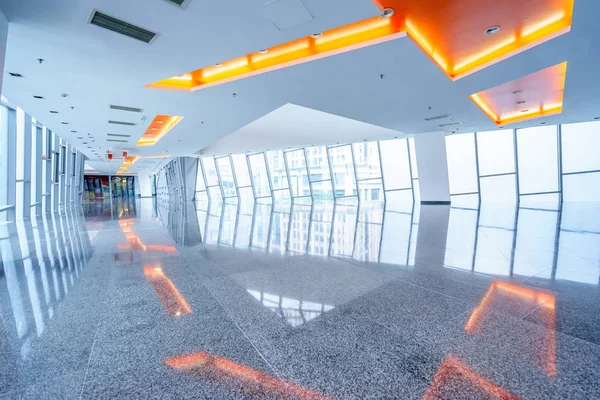 Tomma Ljus Korridor Med Glasfönster — Stockfoto