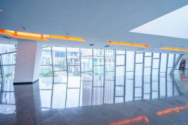 cam pencere ile boş parlak koridor