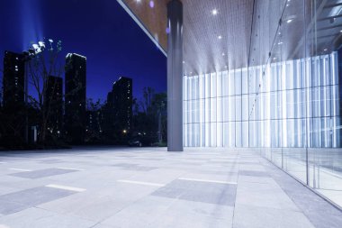 Modern şehrin boş, modern meydanı ve gökdelenleri