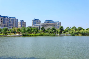 perspektif mavi gökyüzü altında bakan ile modern bir şehir gökdelenler