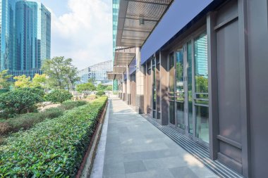 Modern şehrin boş, modern meydanı ve gökdelenleri