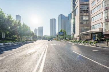 Morden şehrinde asfalt yol