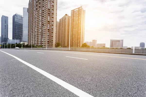 Camino Asfalto Vacío Ciudad Moderna Bajo Crepúsculo — Foto de Stock