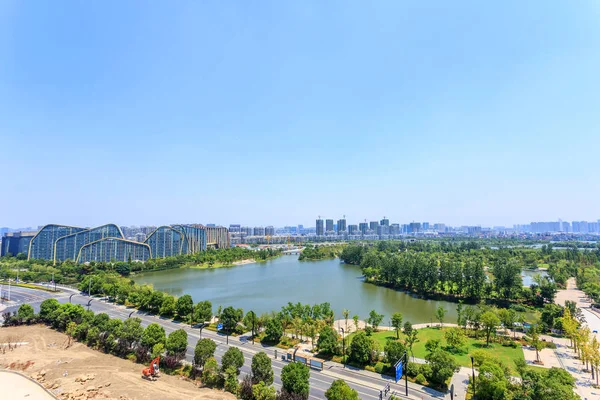 Rascacielos Una Ciudad Moderna Con Vistas Perspectiva Bajo Cielo Azul —  Fotos de Stock