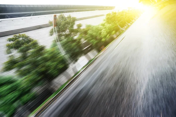 Asfaltweg Van Een Moderne Stad Met Wolkenkrabbers Als Achtergrond — Stockfoto