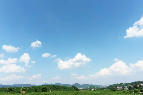 村庄下清晰 蓝蓝的天空和洁白的云朵漂浮在空气中 — 图库照片