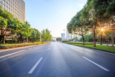 Morden şehrinde asfalt yol