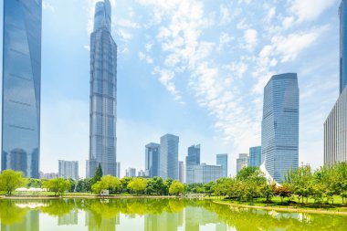 perspektif mavi gökyüzü altında bakan ile modern bir şehir gökdelenler