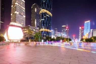 boş, modern Meydanı ve gece modern şehir içinde gökdelenler
