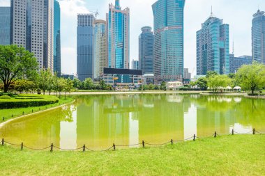 perspektif mavi gökyüzü altında bakan ile modern bir şehir gökdelenler