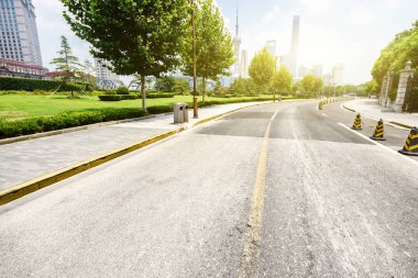 yeşil kuşak ile modern şehir içinde boş asfalt yol