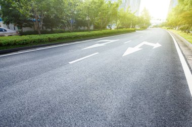 modern kentin asfalt yol