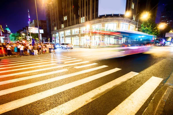 Strada Affollata Con Attraversamento Zebra Palestra Nella Città Moderna Notte — Foto Stock