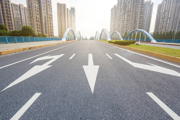 現代都市のアスファルト道路 — ストック写真