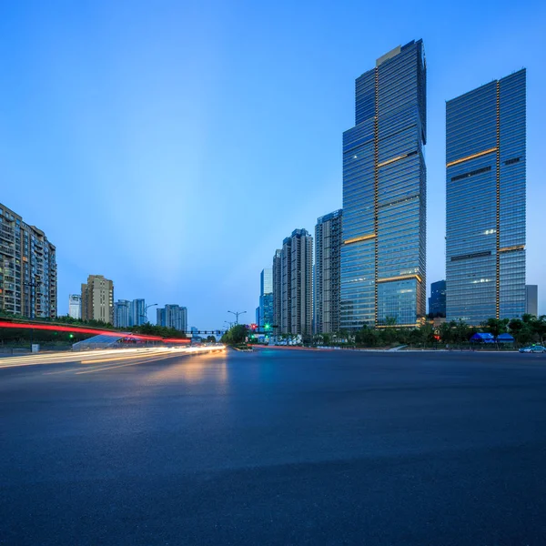 沥青路面的摩天大楼为背景的现代化城市 — 图库照片