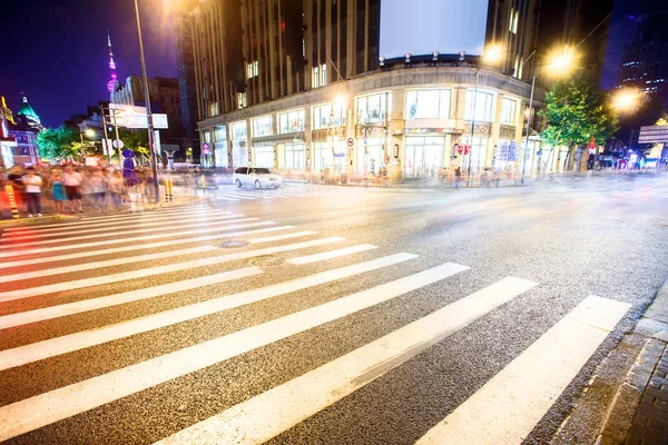 Strada Affollata Con Attraversamento Zebra Palestra Nella Città Moderna Notte — Foto Stock