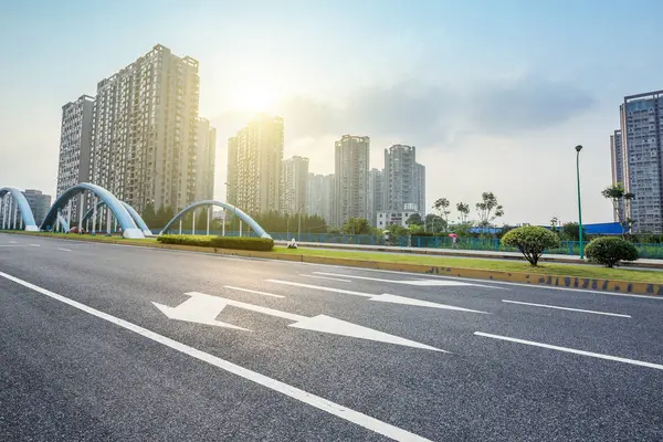 modern şehir içinde yol asfalt