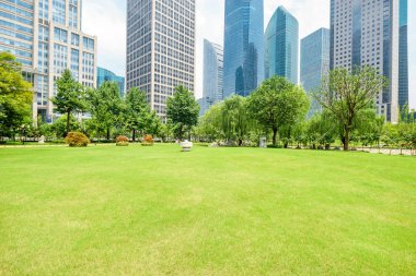 perspektif mavi gökyüzü altında bakan ile modern bir şehir gökdelenler