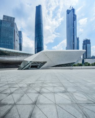 Modern şehrin boş, modern meydanı ve gökdelenleri