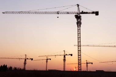 site oluşturma, gün batımı ile endüstriyel vinç