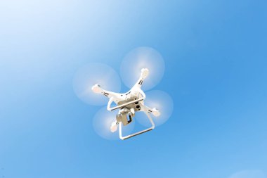 drone quadcopter mavi gökyüzü ile
