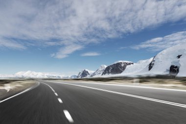 boş asfalt yol kar Dağları ile