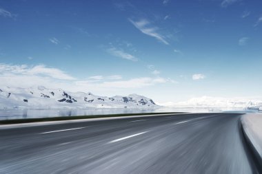 boş asfalt yol kar Dağları ile