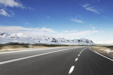 boş asfalt yol kar Dağları ile