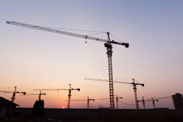 Industriekräne Mit Sonnenuntergang Auf Baustelle — Stockfoto