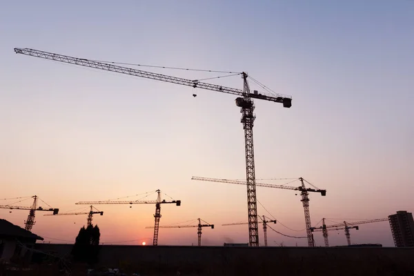 Industriële Kranen Met Zonsondergang Bouwplaats — Stockfoto