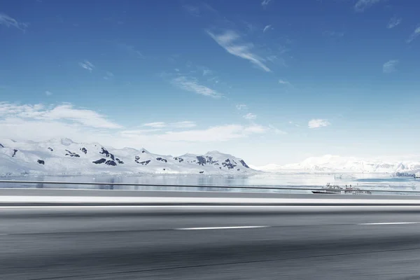 雪山と空のアスファルト道路 — ストック写真