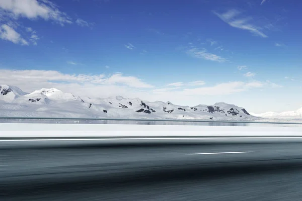 Lege Asfaltweg Met Sneeuw Bergen — Stockfoto