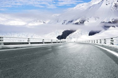 boş asfalt yol kar Dağları ile