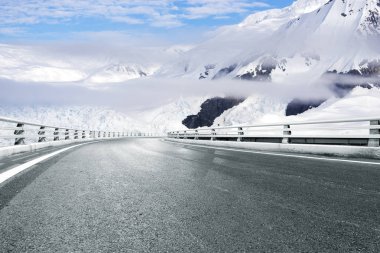 boş asfalt yol kar Dağları ile