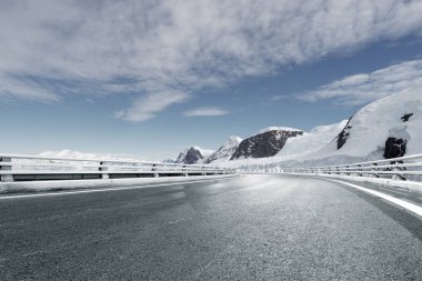 boş asfalt yol kar Dağları ile