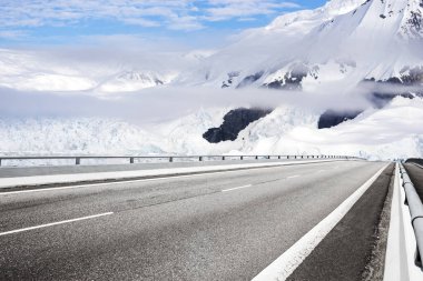 boş asfalt yol kar Dağları ile