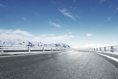 boş asfalt yol kar Dağları ile