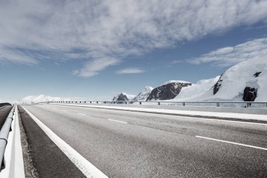 boş asfalt yol kar Dağları ile