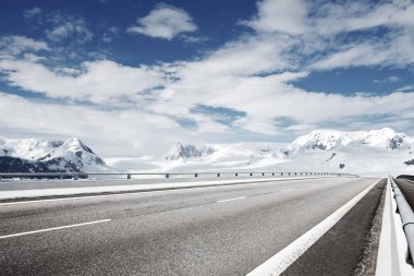 boş asfalt yol kar Dağları ile