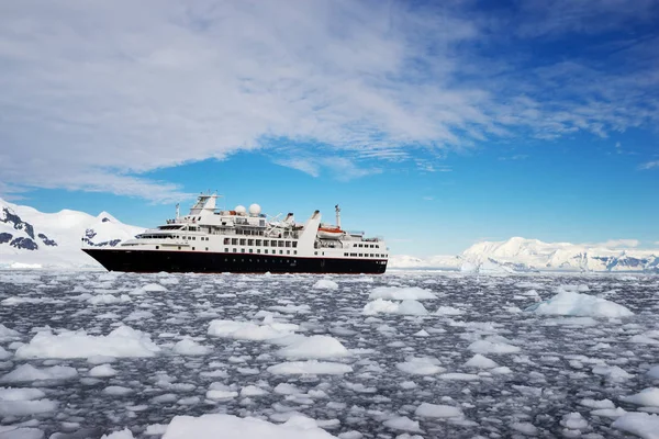 Big Cruise Ship Antarctic Waters — Stock Photo, Image